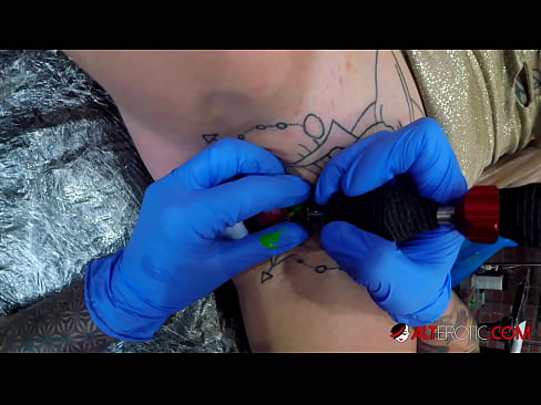 ❤️ Uiters getatoeëerde hottie Sully Savage het 'n tatoeëermerk op haar klitoris gekry ☑ Gehaltepornografie by porn af.hentaidude.ru ❌️❤